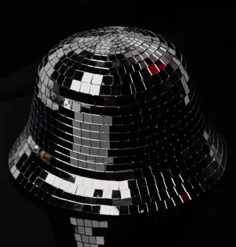 Огледалната шапка, блестящ танц шапчица да нощен клуб, представяне на